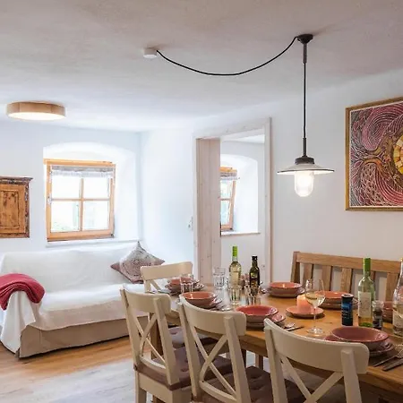 Gehobenes Ambiente In Historischer Apartment Walting
